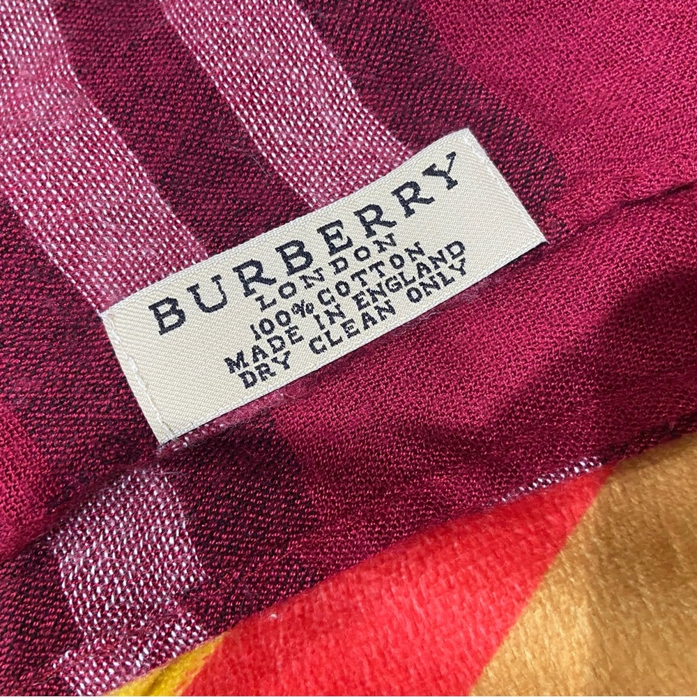 in perfect conditions original Burberry scarves